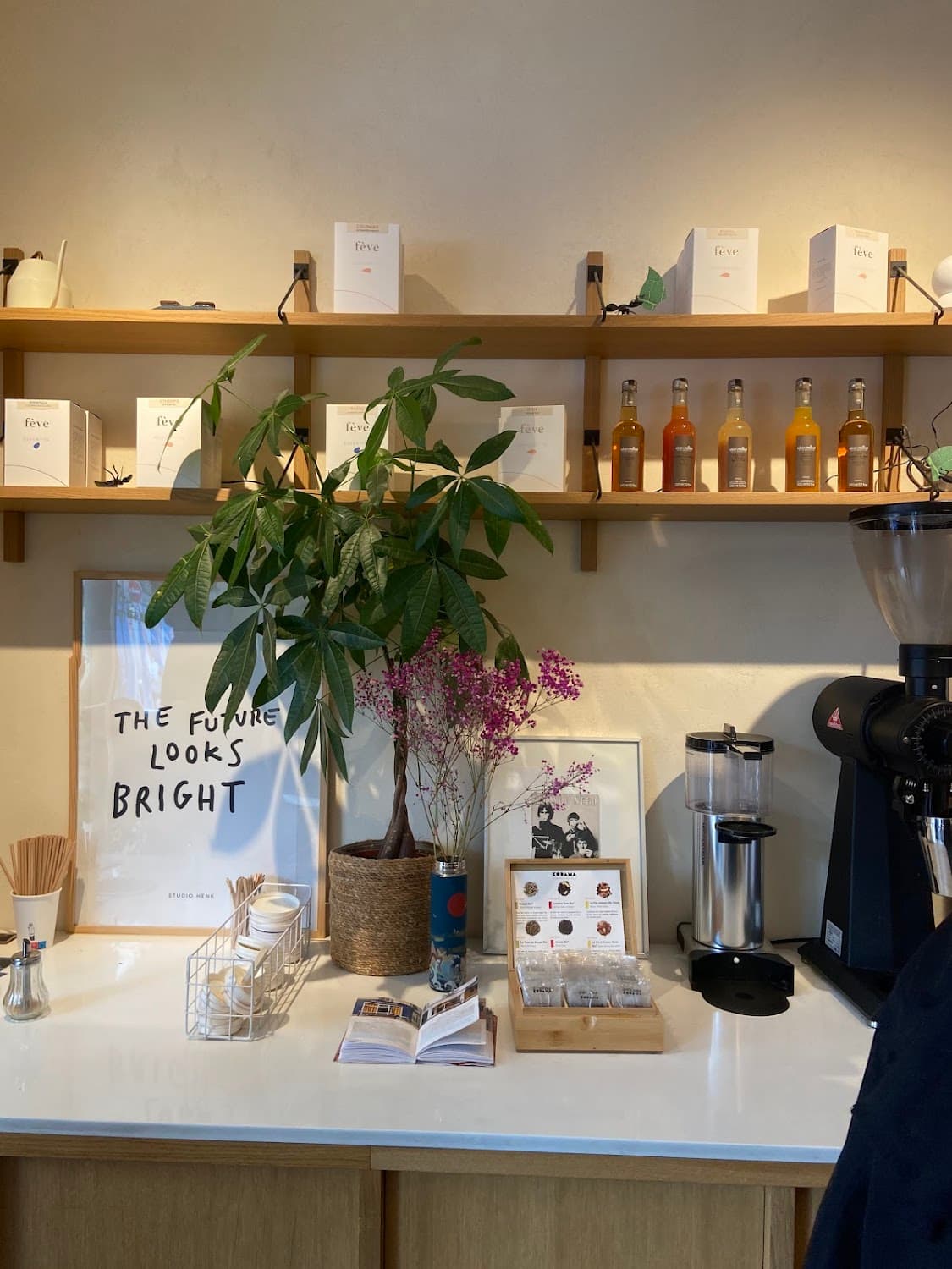 AKA Coffee Shop — specialty coffee shop in Paris (photo 3)