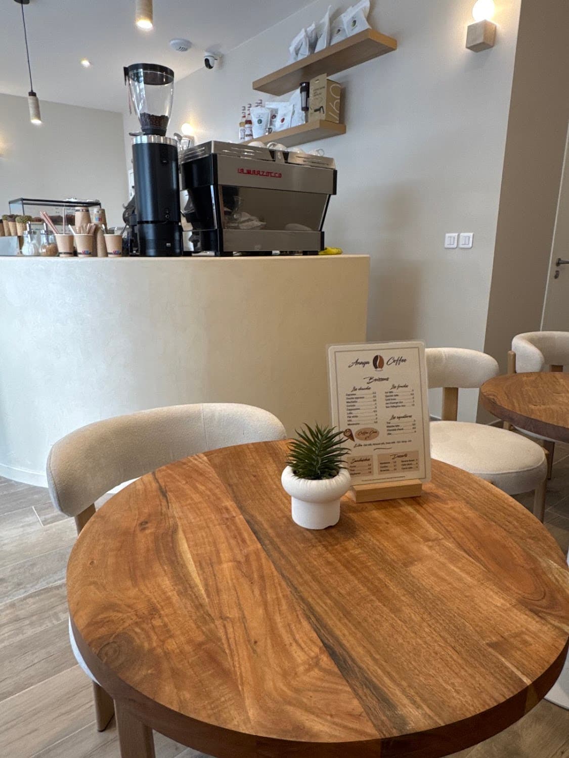 Anaya Coffee — specialty coffee shop in Paris (photo 5)
