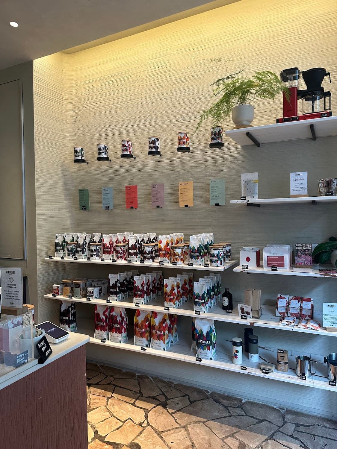 Araku - Rue de Bretagne — specialty coffee shop in Paris (photo 7)