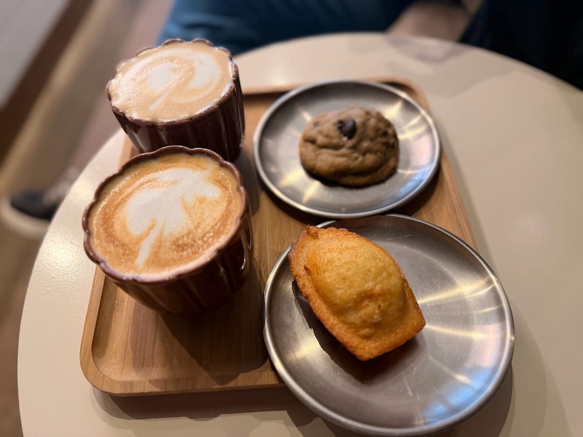 Atome Coffee Shop — specialty coffee shop in Paris (photo 1)