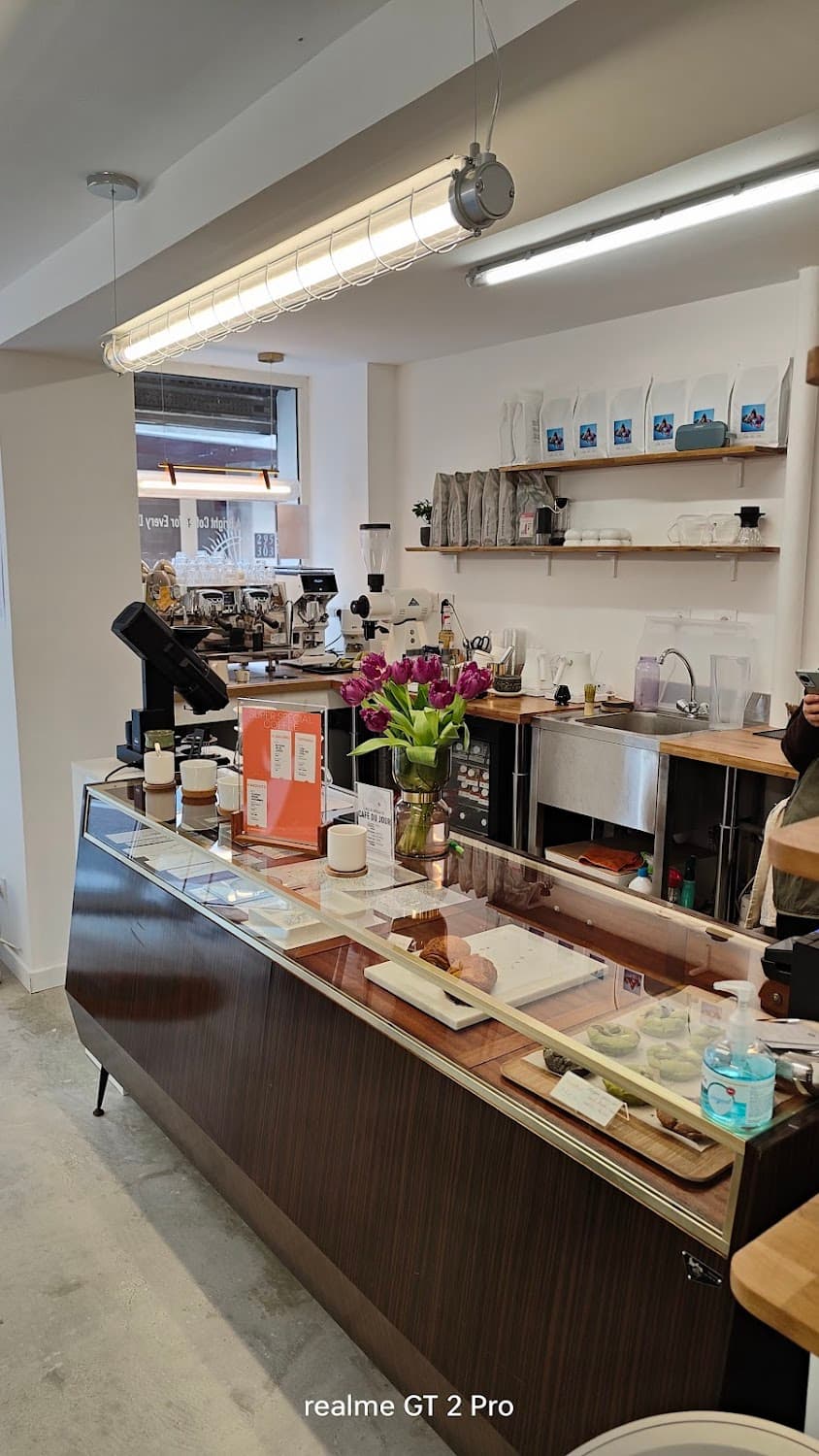 Background coffee — specialty coffee shop in Paris (photo 7)