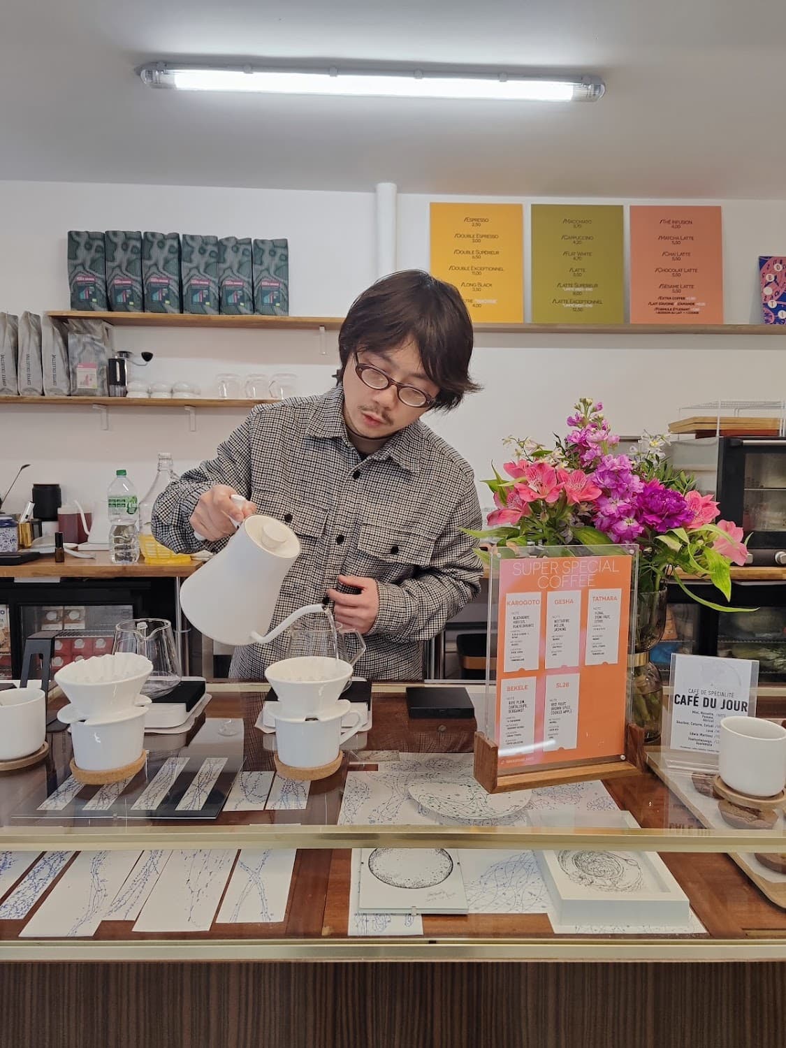 Background coffee — specialty coffee shop in Paris (photo 1)