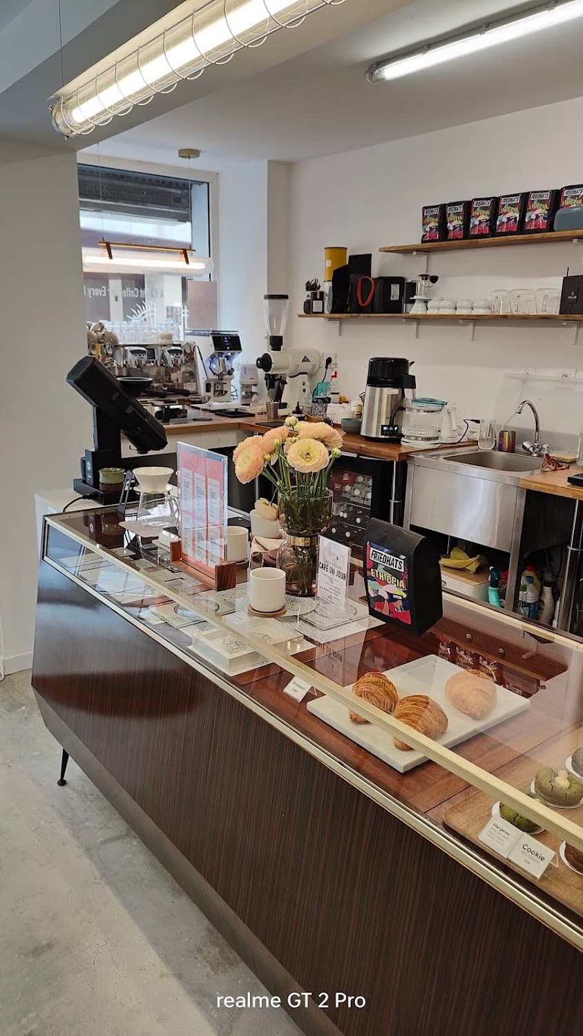 Background coffee — specialty coffee shop in Paris (photo 6)