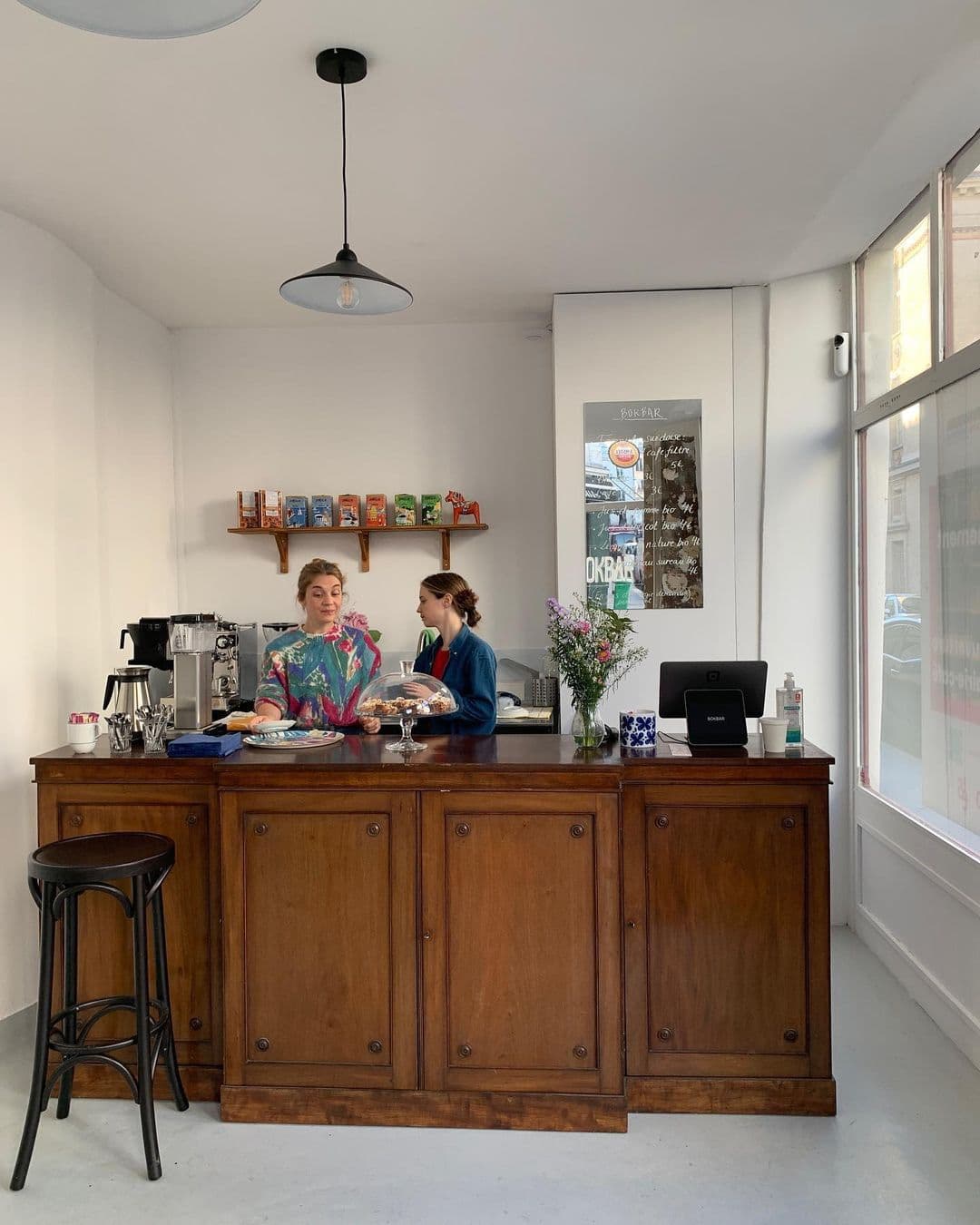 Bokbar — specialty coffee shop in Paris (photo 6)