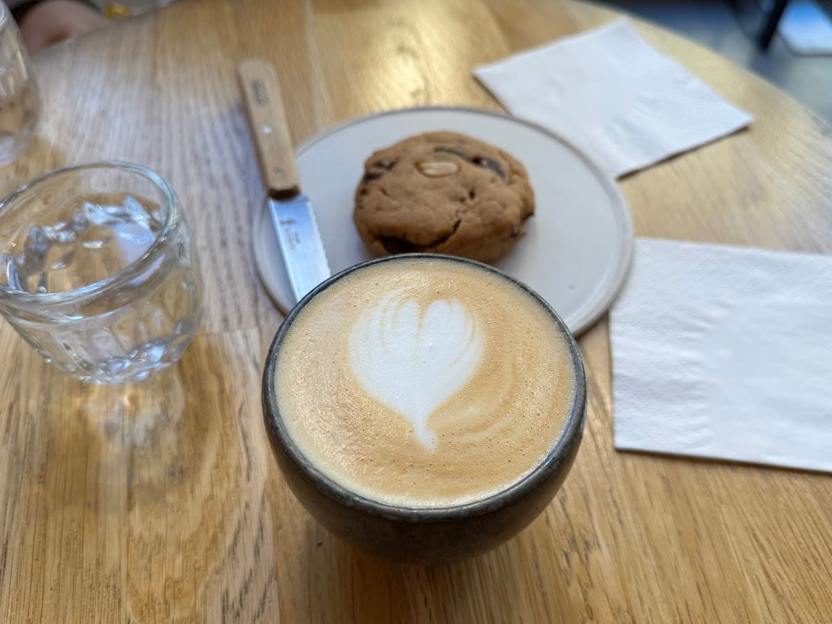 Café Caractère — specialty coffee shop in Paris (photo 1)