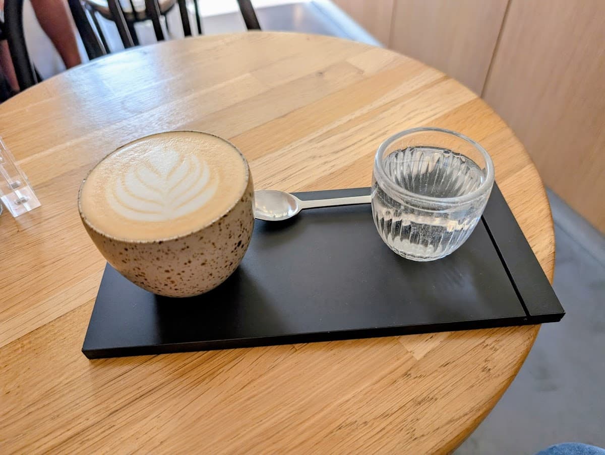 Café Caractère — specialty coffee shop in Paris (photo 4)