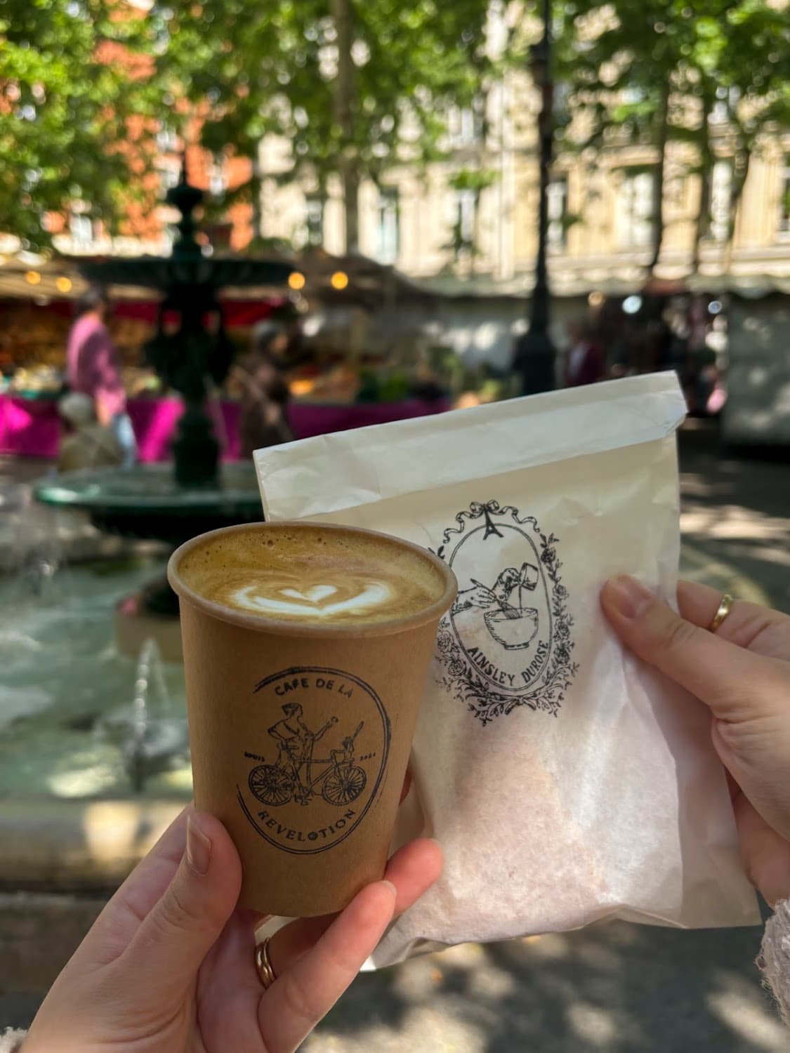 Café de la Révélotion — specialty coffee shop in Paris (photo 2)