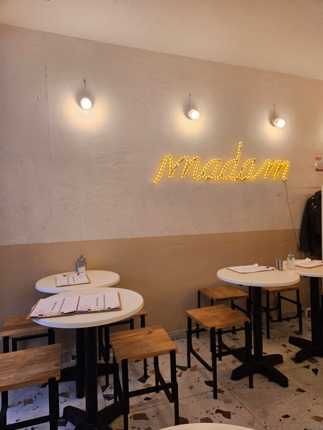 Café Madam — specialty coffee shop in Paris (photo 5)