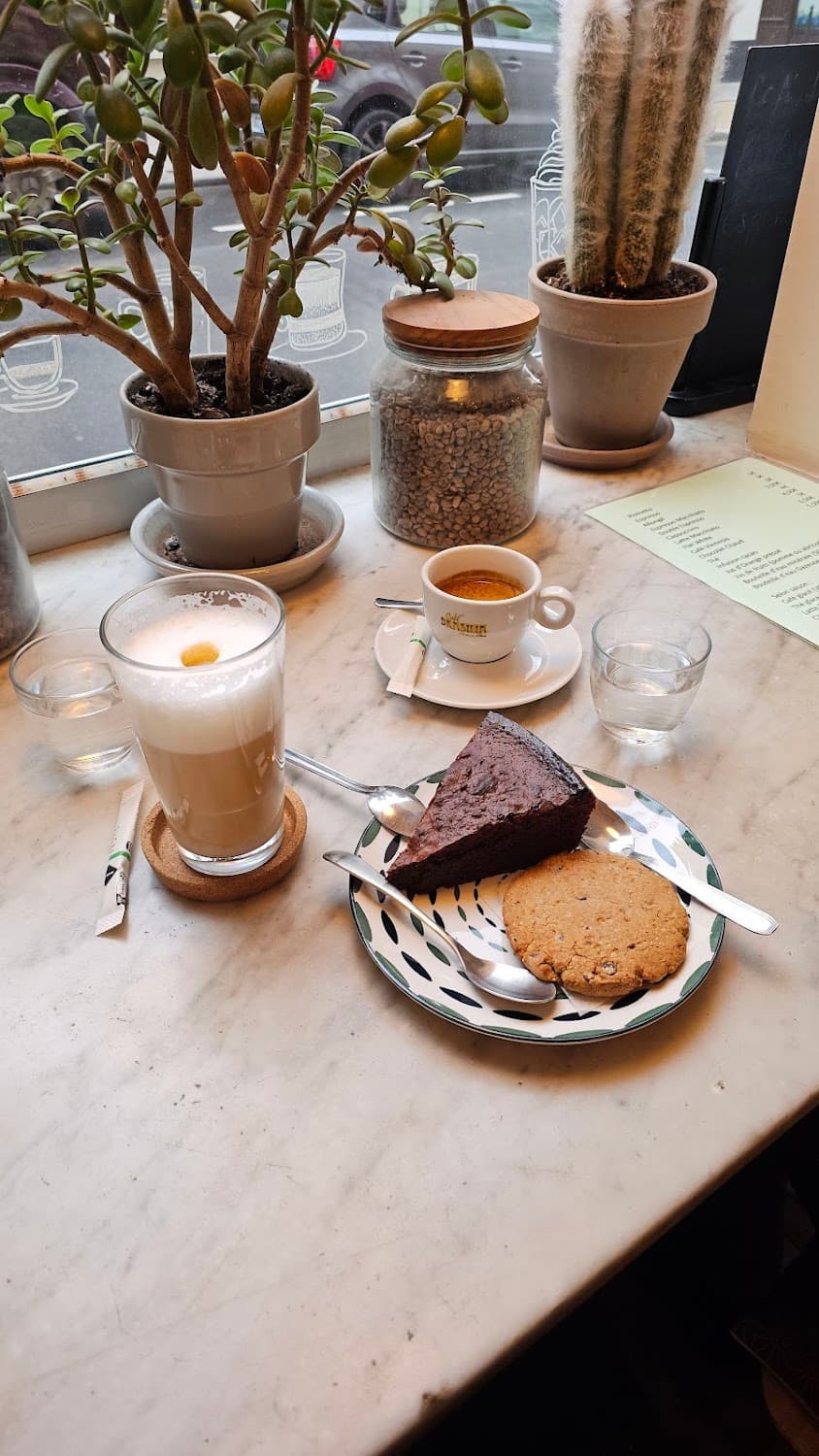 Café vert — specialty coffee shop in Paris (photo 1)
