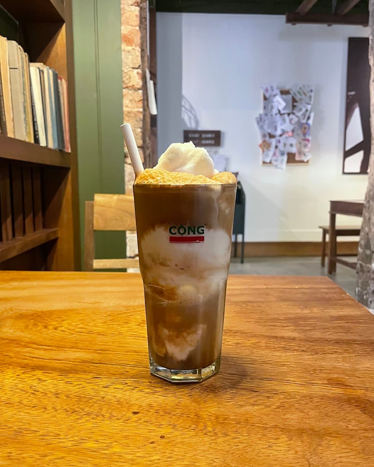 Công Câphê — specialty coffee shop in Paris (photo 6)