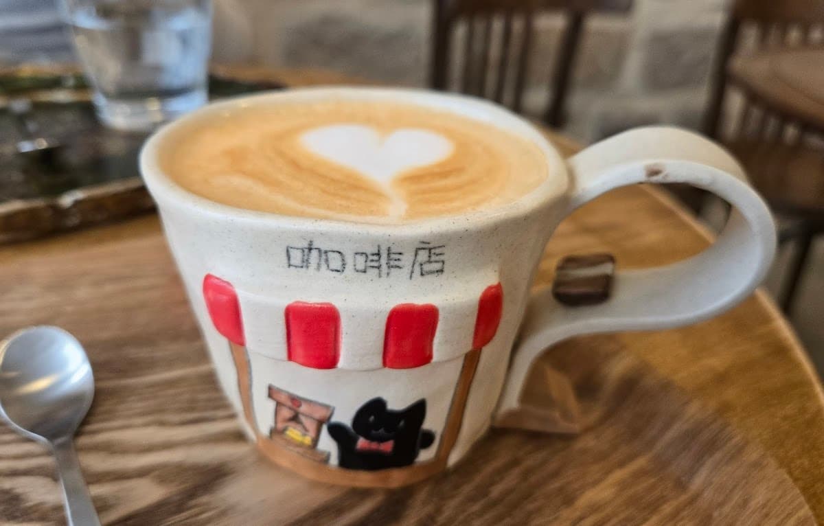 emm… café, specialty coffee shop in Paris (photo 6)
