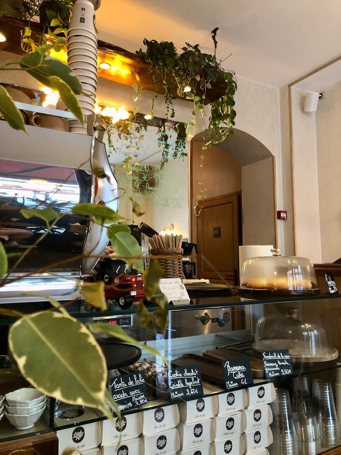 Flor de cafe — specialty coffee shop in Paris (photo 7)