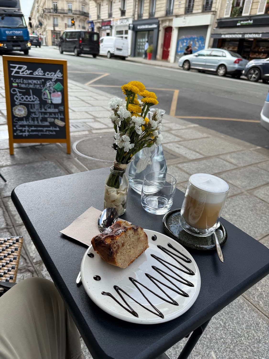 Flor de cafe — specialty coffee shop in Paris (photo 1)