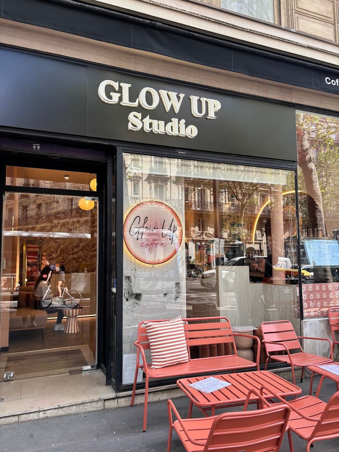 Glow Up Studio And Coffee — specialty coffee shop in Paris