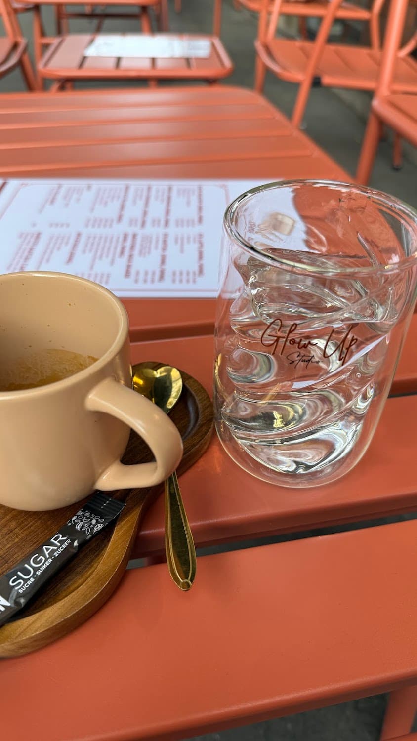 Glow Studio And Coffee — specialty coffee shop in Paris (photo 6)