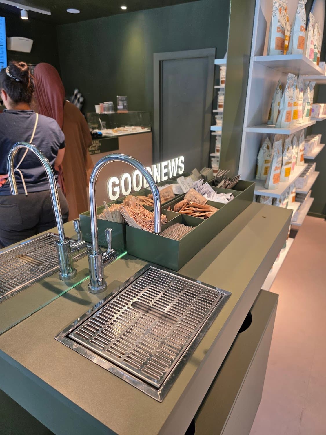 GoodNews Victor Hugo — specialty coffee shop in Paris (photo 4)
