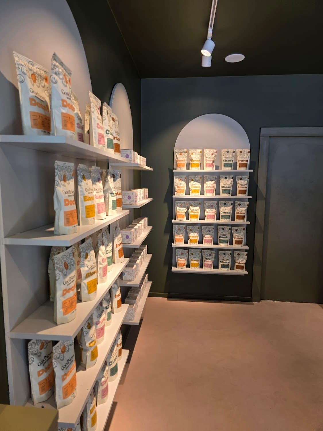 GoodNews Victor Hugo — specialty coffee shop in Paris (photo 1)