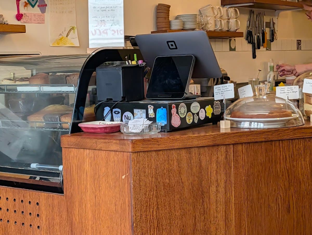 Hélène et Madeleine — specialty coffee shop in Paris (photo 3)