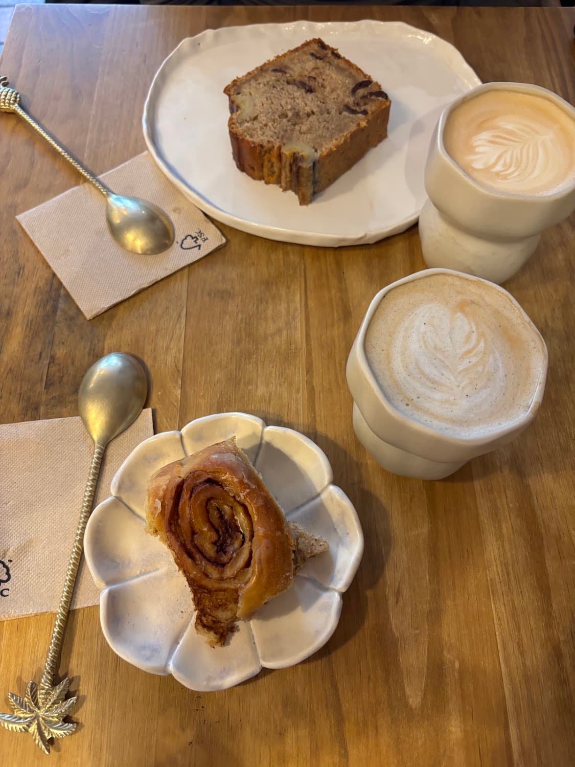 Helen's Book, specialty coffee shop in Paris (photo 2)