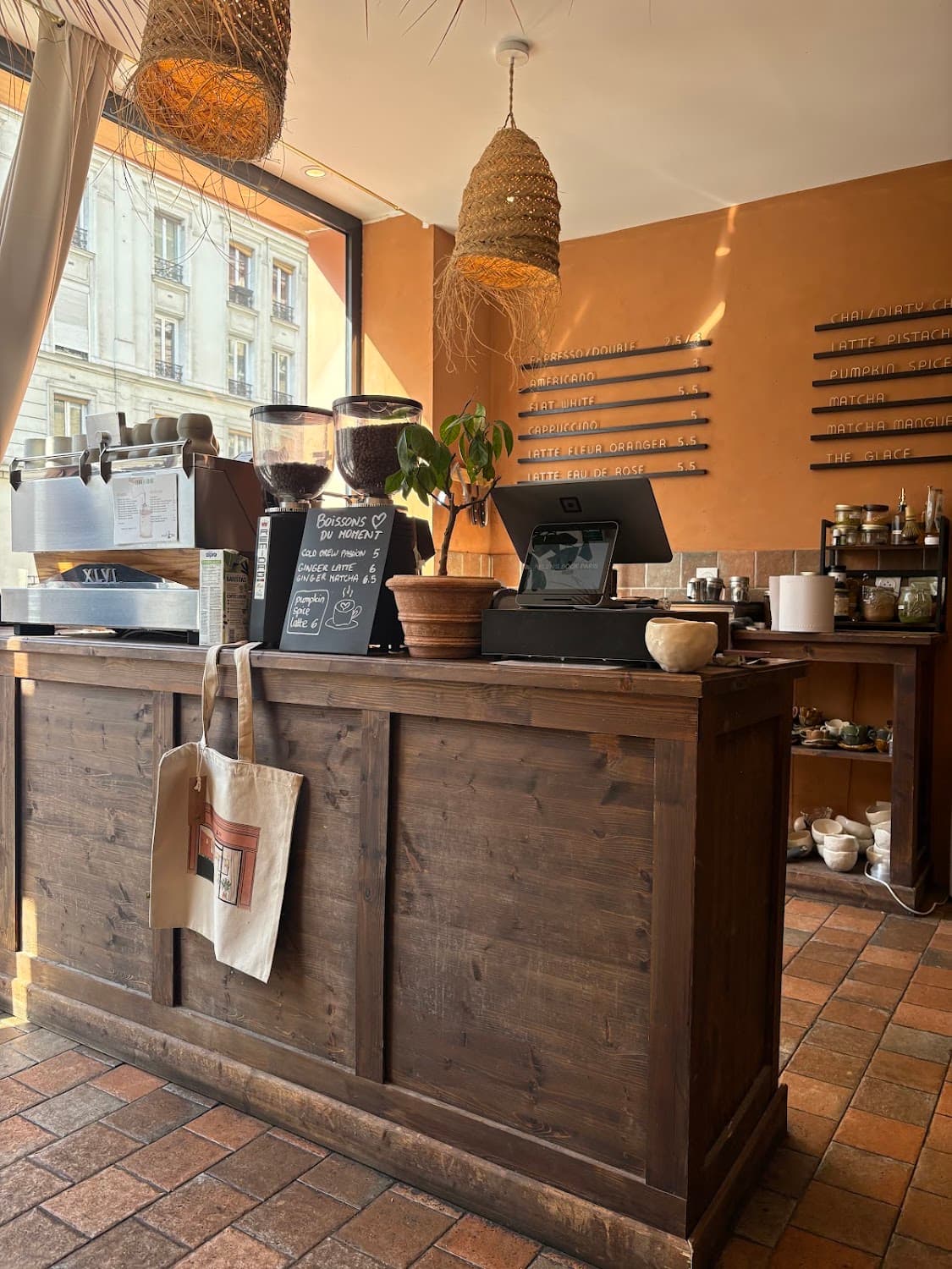 Helen's Book, specialty coffee shop in Paris (photo 3)