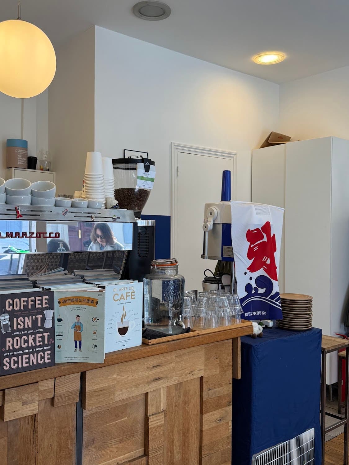Hexagone Café — specialty coffee shop in Paris (photo 2)