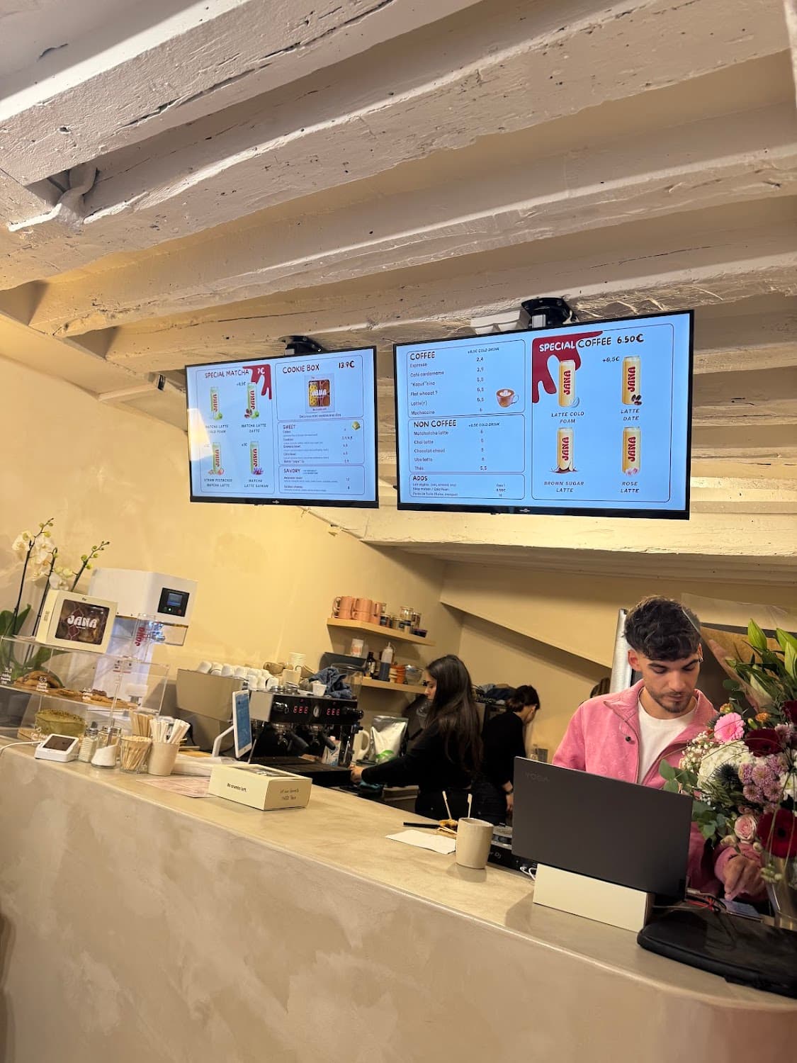 JANA Coffee Club — specialty coffee shop in Paris (photo 3)