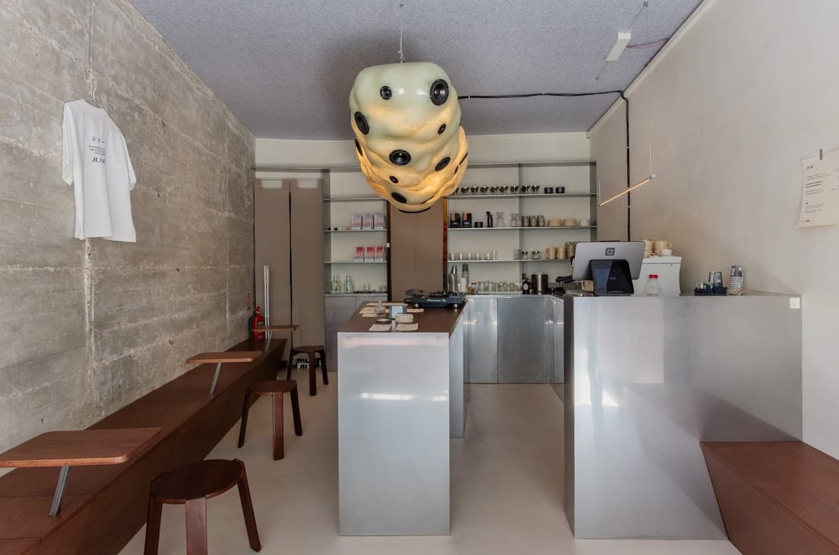 June, specialty coffee shop in Paris