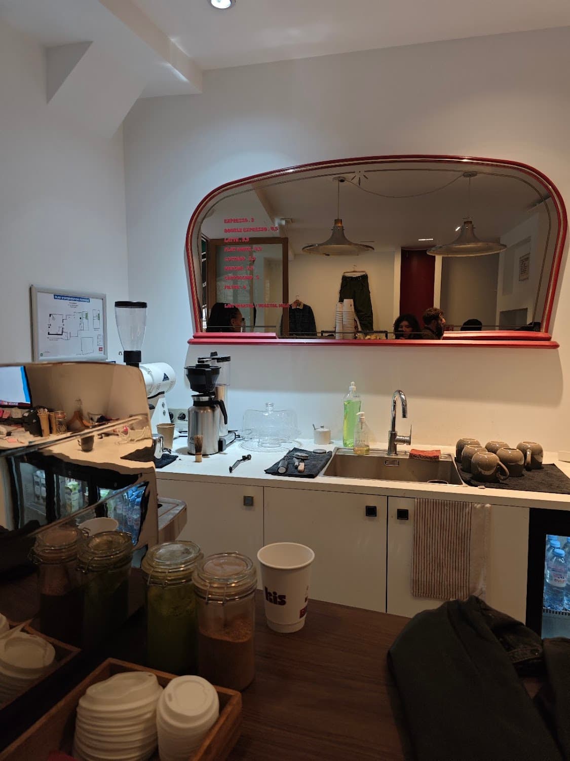 KIS - Keep it secret — specialty coffee shop in Paris (photo 6)