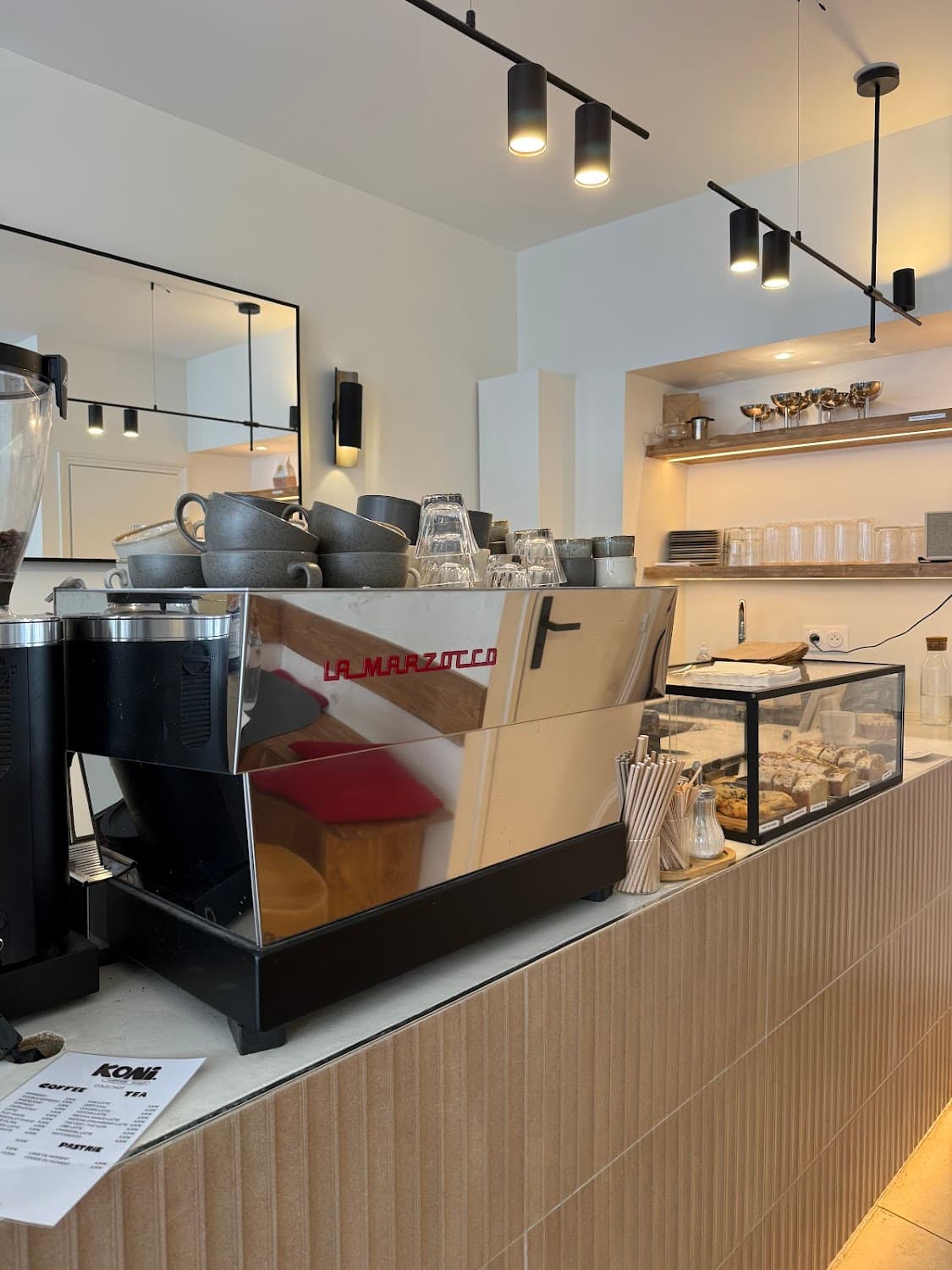Koni Coffee Shop — specialty coffee shop in Paris (photo 5)