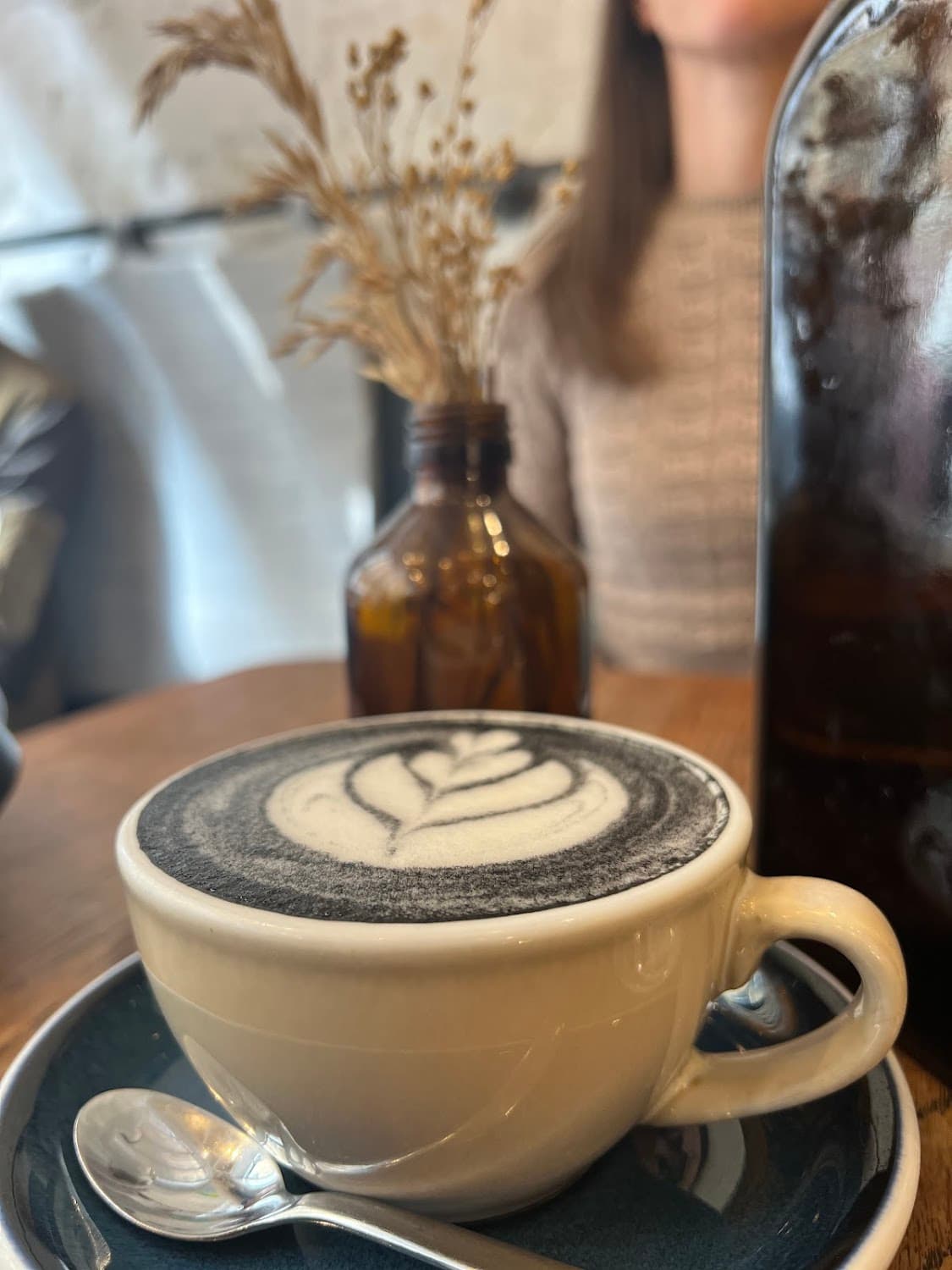 La Main Noire, specialty coffee shop in Paris (photo 8)