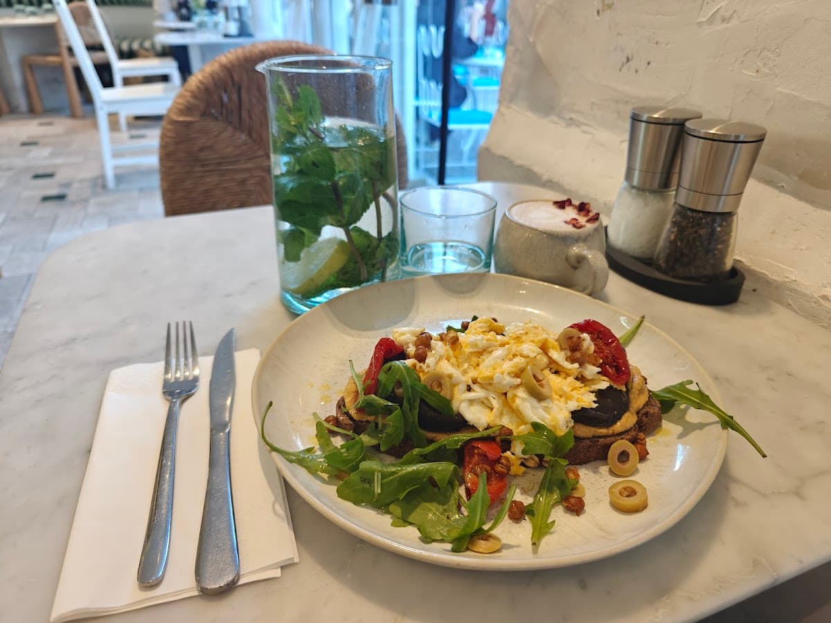 La Petite Bleue — specialty coffee shop in Paris (photo 7)