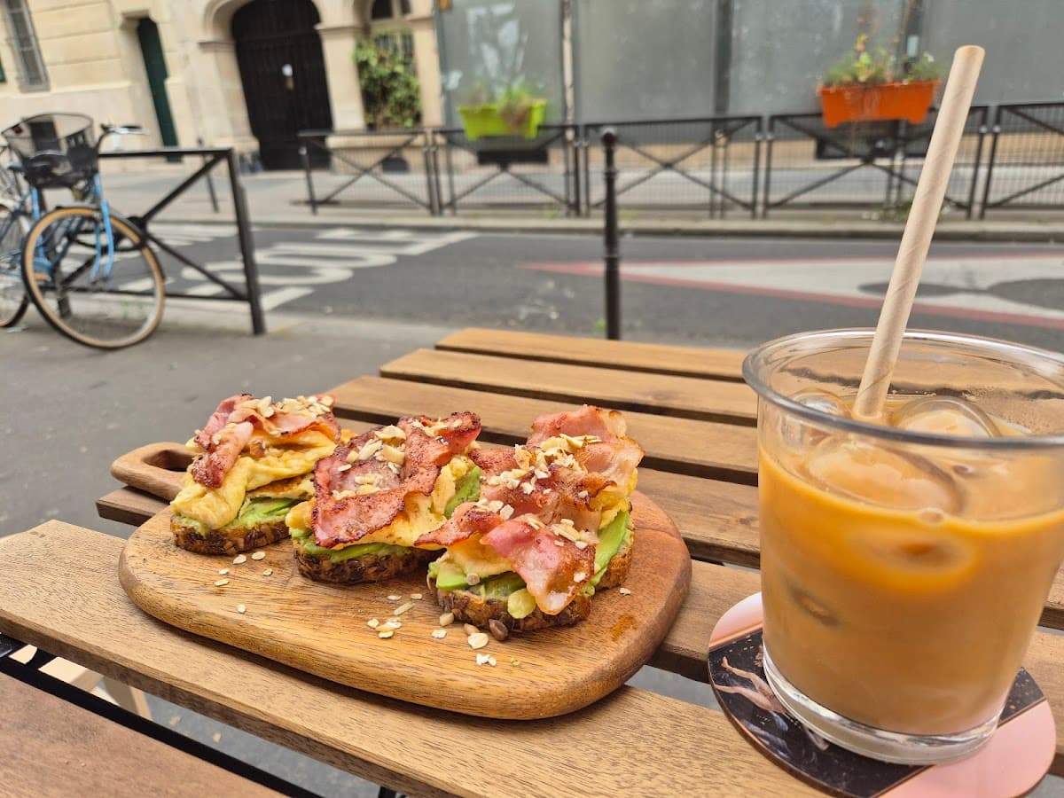 Le bon moment — specialty coffee shop in Paris (photo 2)