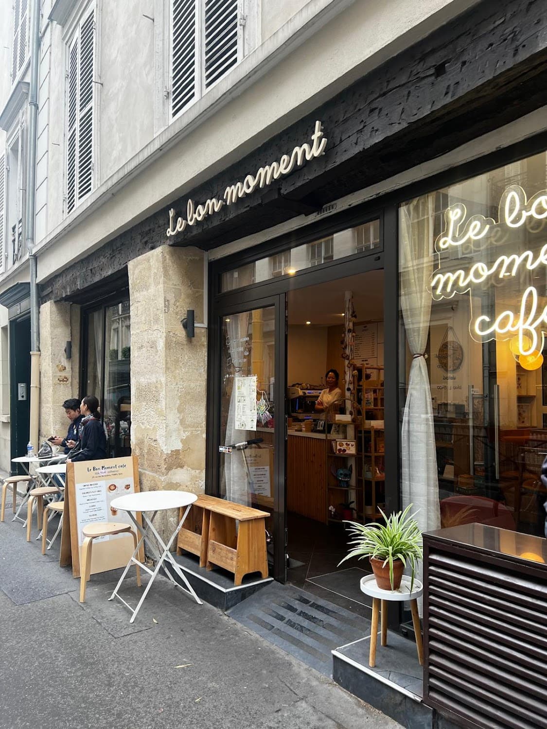 Le bon moment, specialty coffee shop in Paris