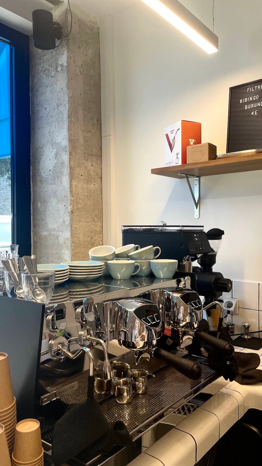 Les bêtises, specialty coffee shop in Paris (photo 3)