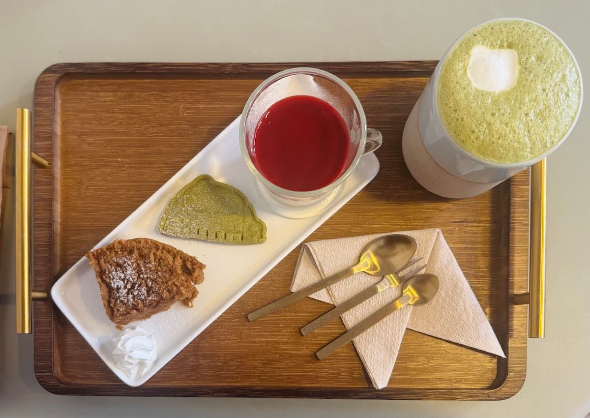 L’îlebrairie & Co. — specialty coffee shop in Paris (photo 7)