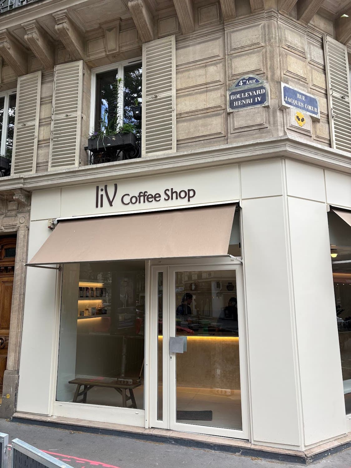 Liv — specialty coffee shop in Paris