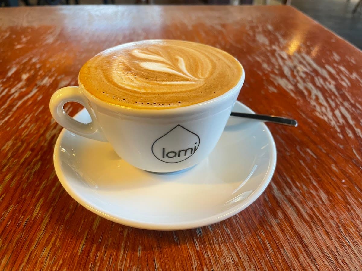 Lomi — specialty coffee shop in Paris (photo 2)