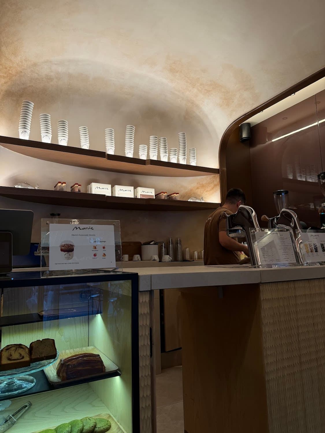 Manie - Avenue Victor Hugo — specialty coffee shop in Paris (photo 3)