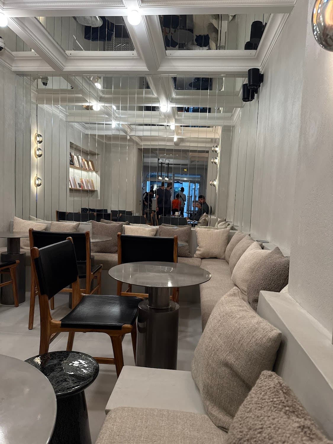 Moka - Rue du Colisée, specialty coffee shop in Paris