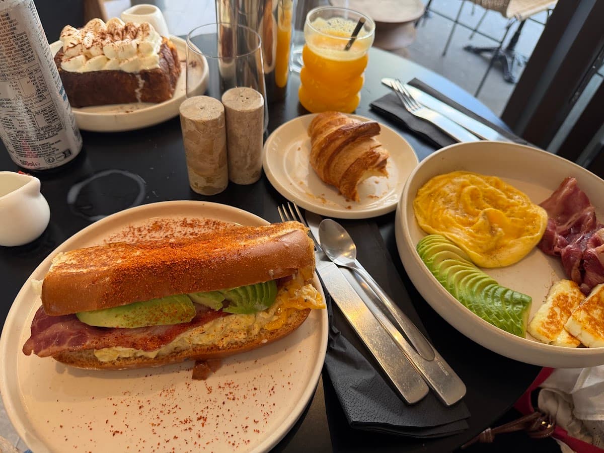 Moka - Rue La Fayette — specialty coffee shop in Paris (photo 1)