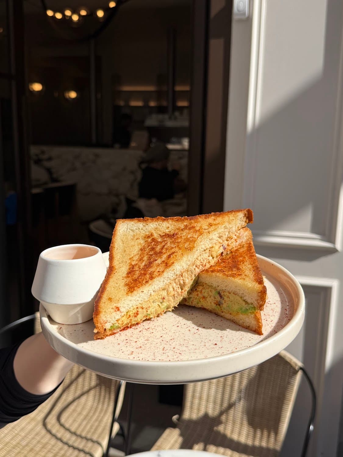 Moka - Rue de Ponthieu — specialty coffee shop in Paris (photo 1)