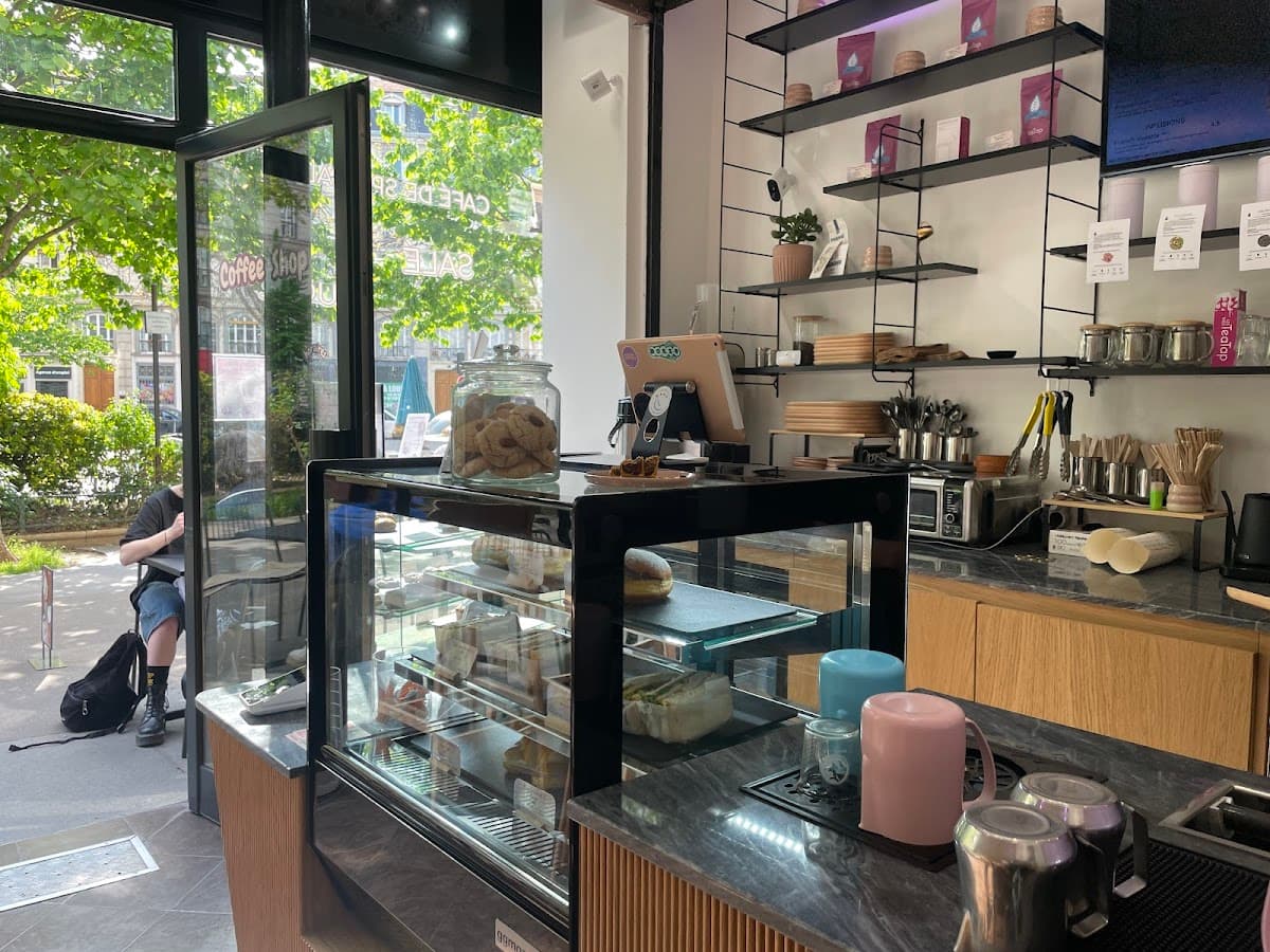 Moon Coffee Shop — specialty coffee shop in Paris (photo 5)