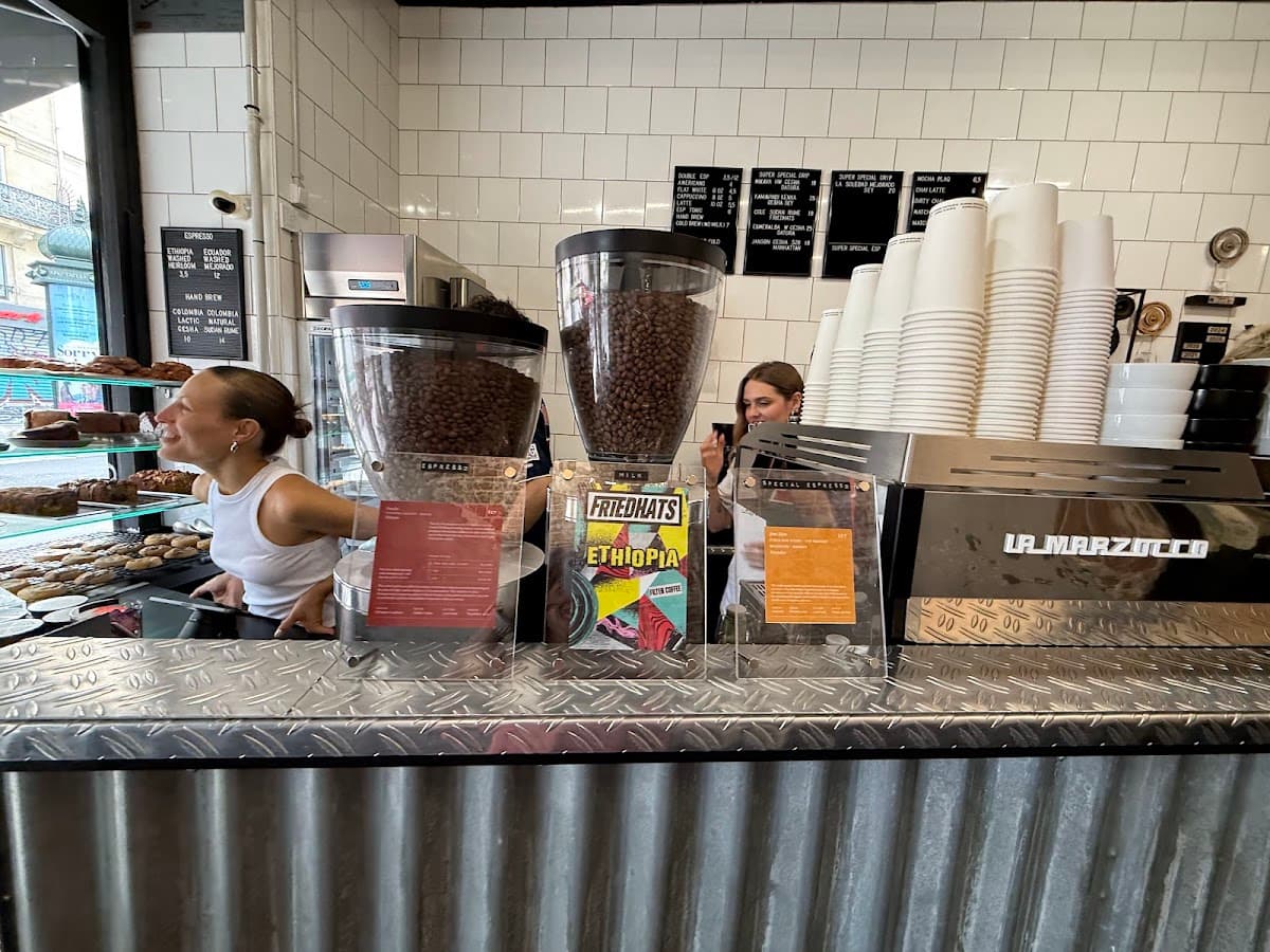 Motors Coffee, specialty coffee shop in Paris (photo 7)