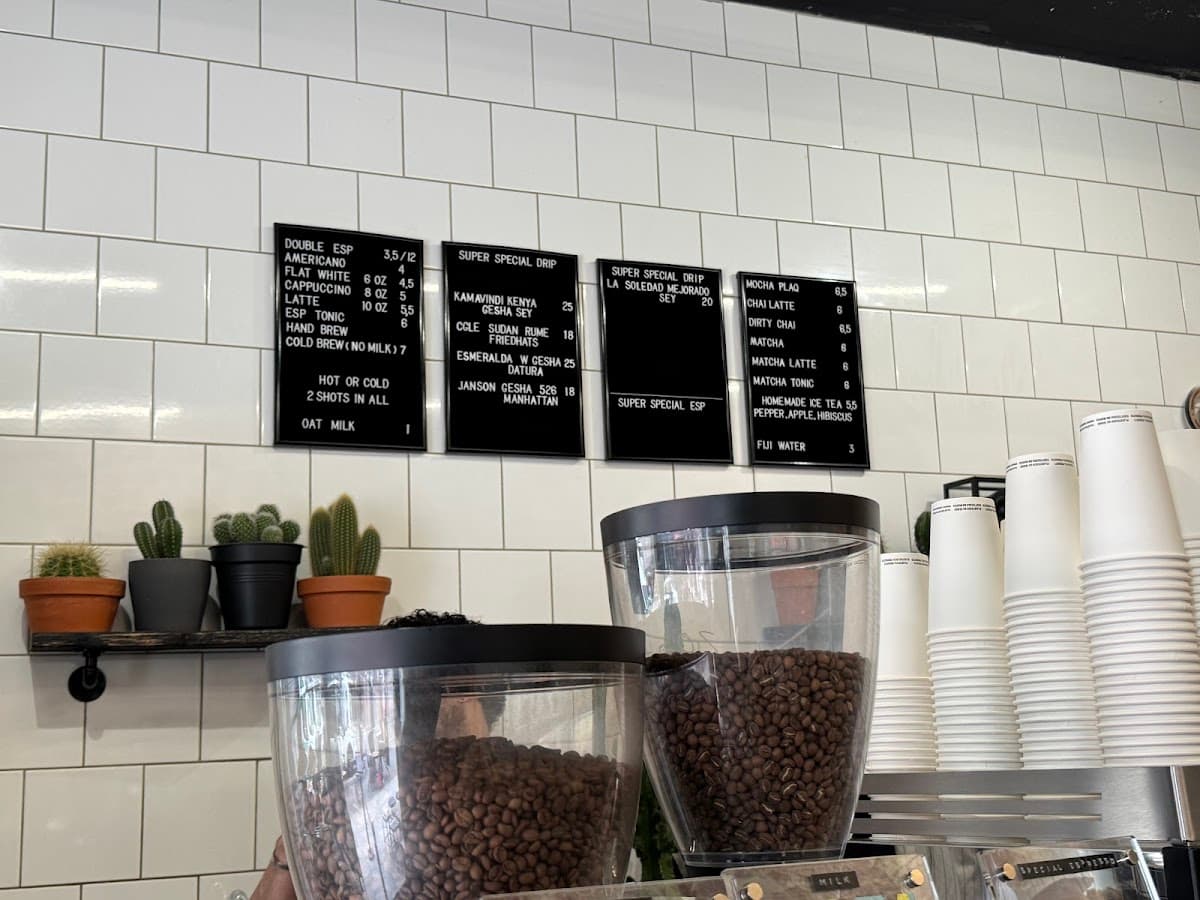 Motors Coffee — specialty coffee shop in Paris (photo 7)