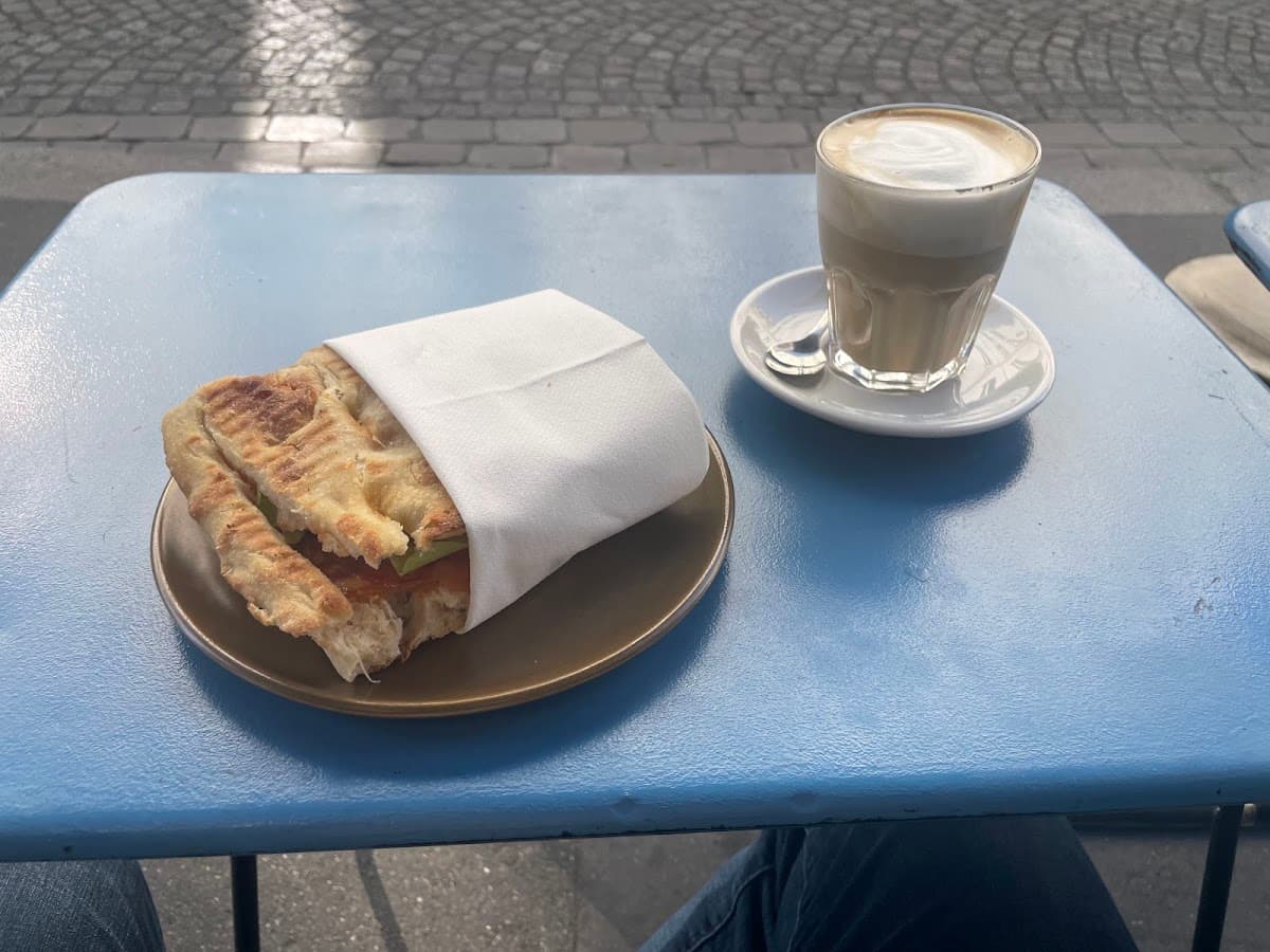 Napoli Caffè — specialty coffee shop in Paris (photo 4)