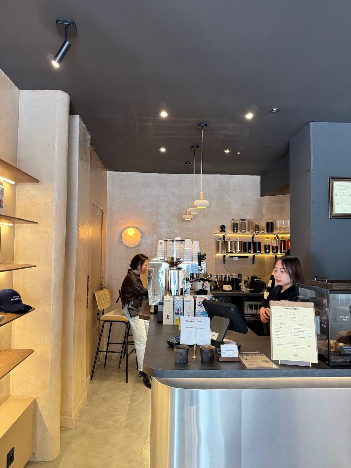 Naughtee Café — specialty coffee shop in Paris (photo 2)