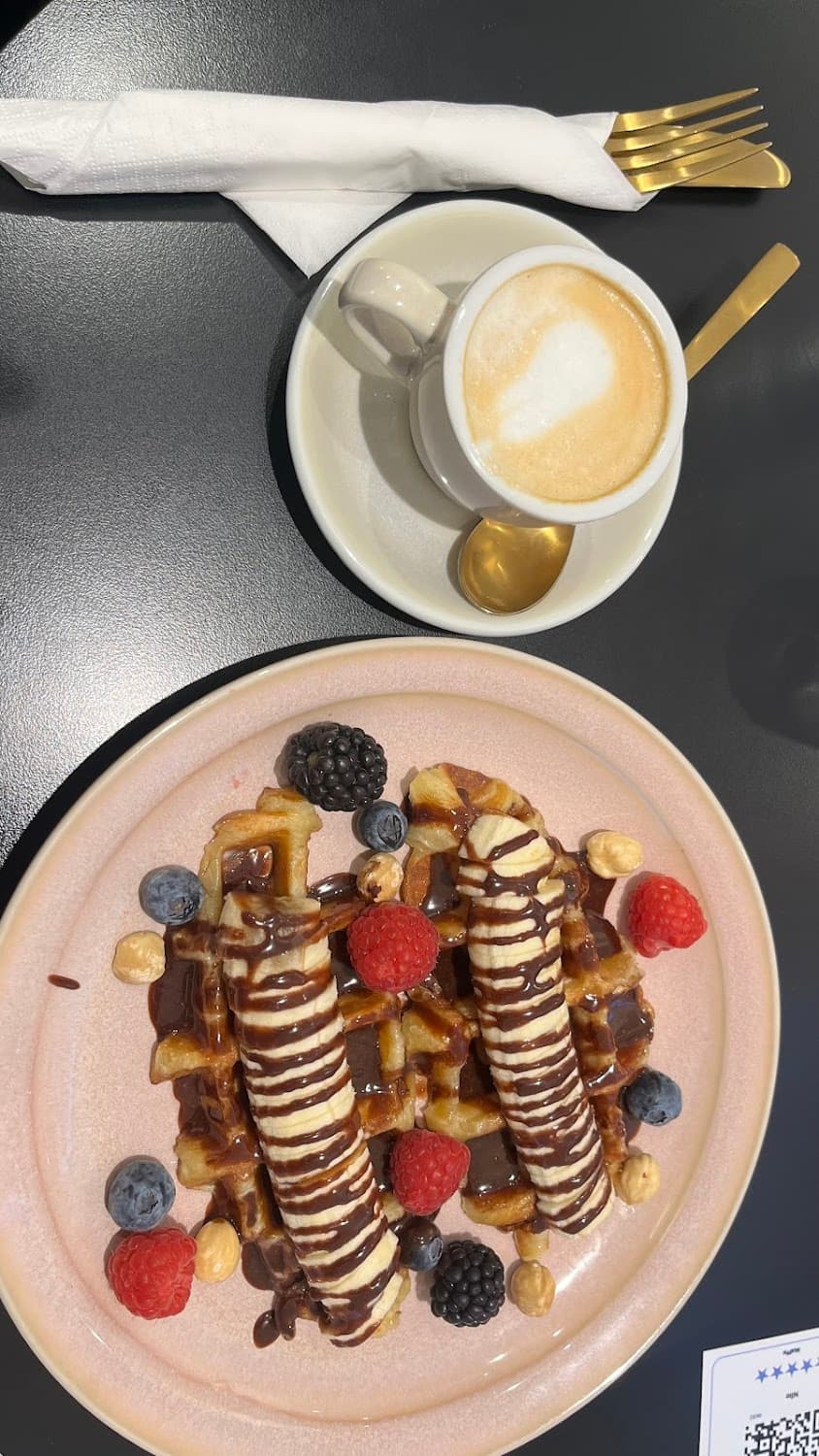 Nilo Coffee & Brunch — specialty coffee shop in Paris (photo 1)