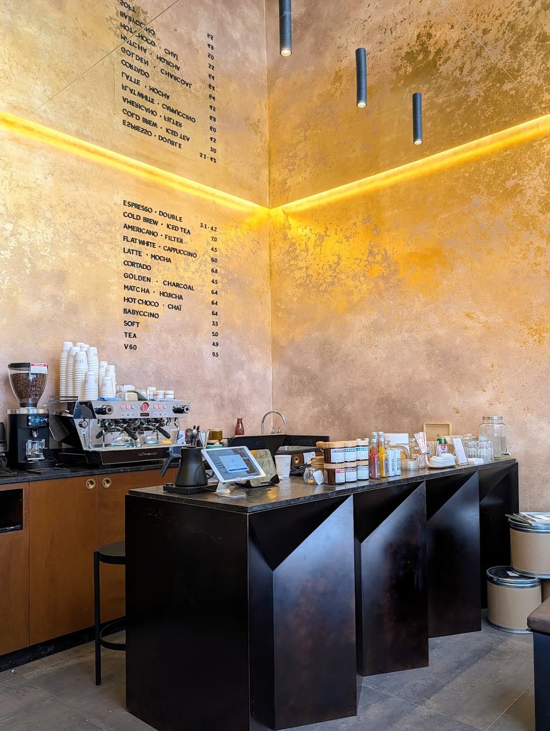 Noir - Rue du Boccador, specialty coffee shop in Paris
