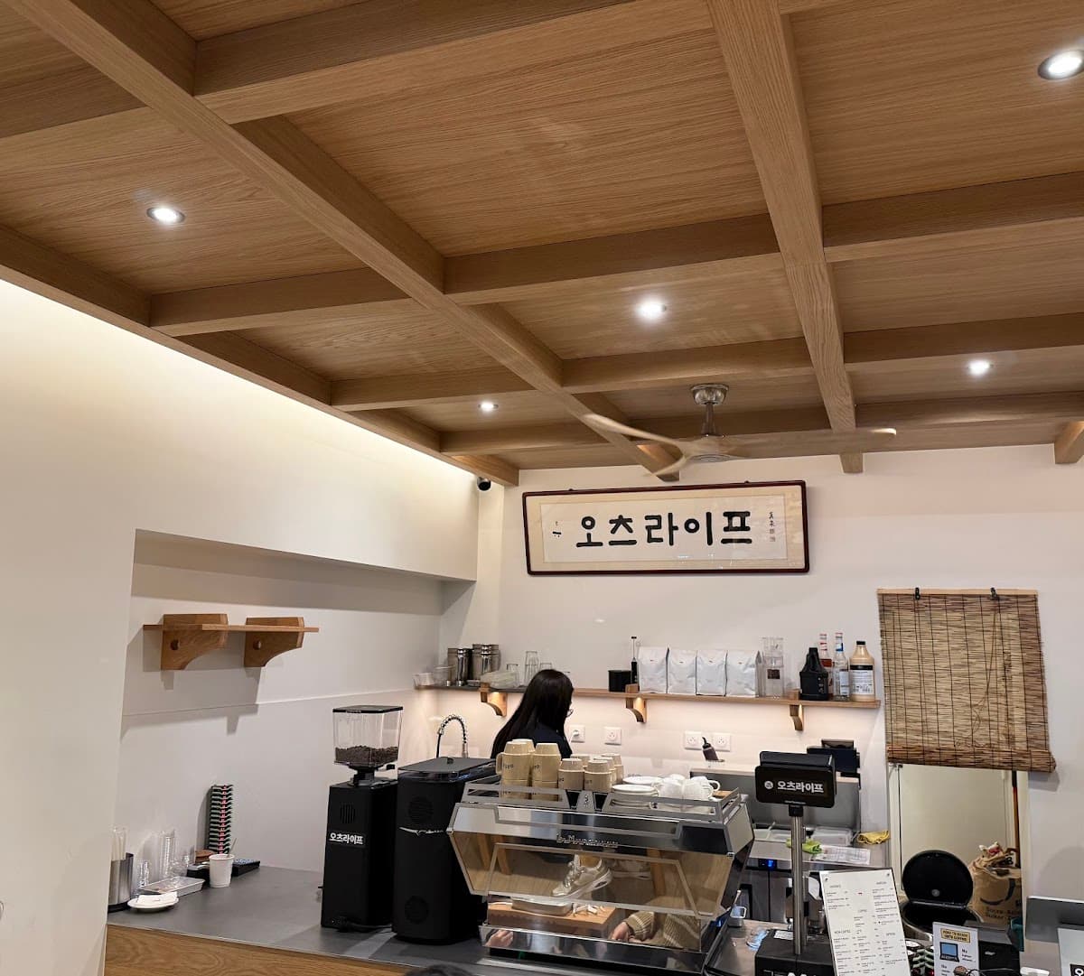 Oats Coffee — specialty coffee shop in Paris (photo 5)