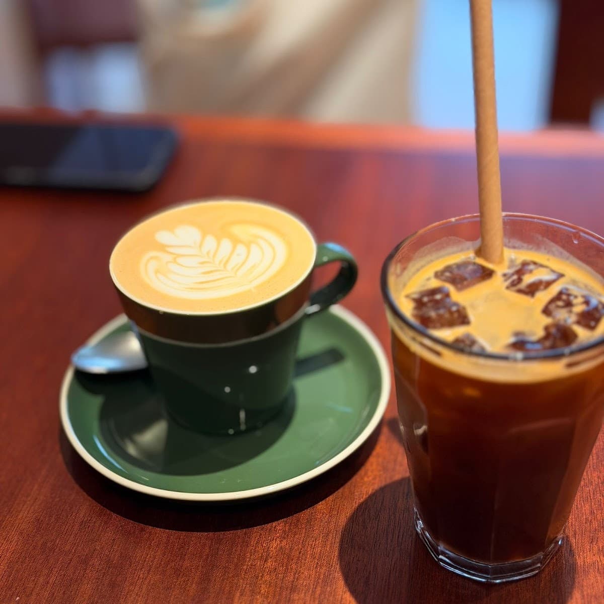 off-campus — specialty coffee shop in Paris (photo 2)